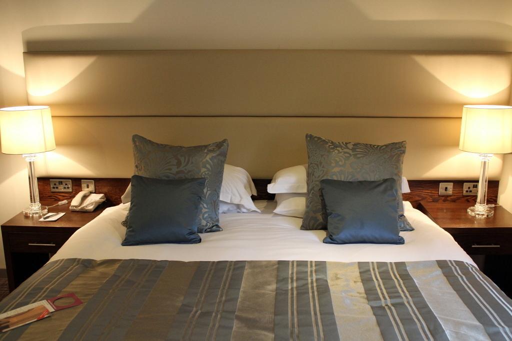 The Legacy Rose & Crown Hotel Salisbury Room photo